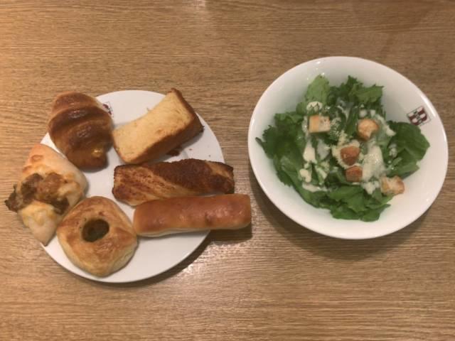 サラダと食べ放題のパン