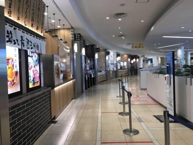 各店舗の窓口で料理を受け取る