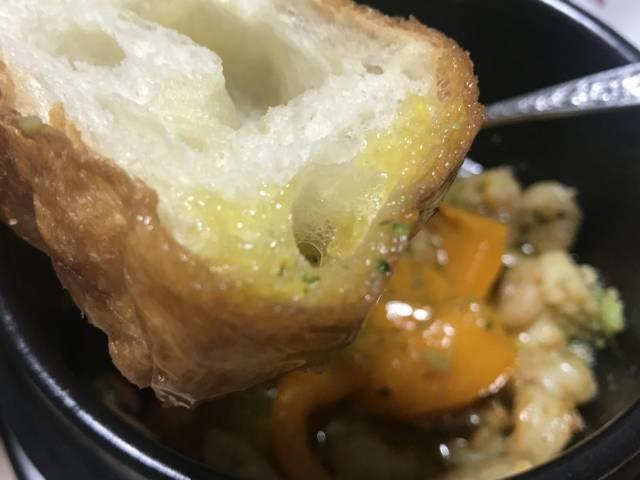 スープをパンに滲み込ませる
