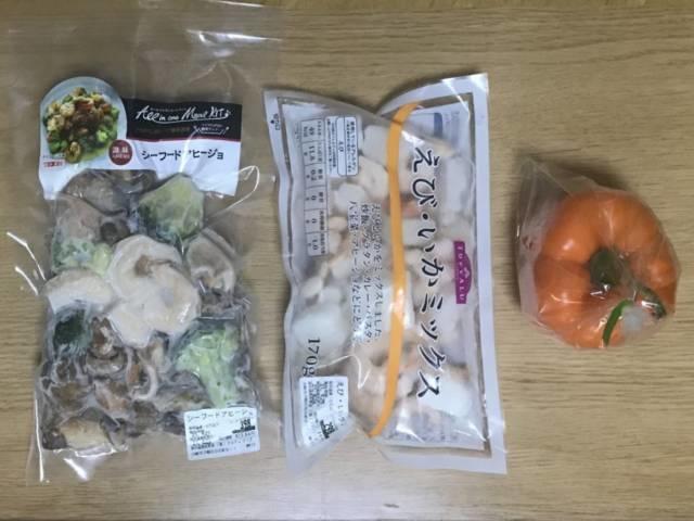 冷凍の「えび・いかミックス」と大きめのパプリカひとつを追加