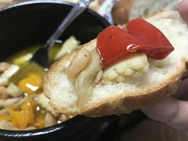 パンに乗せて食べる