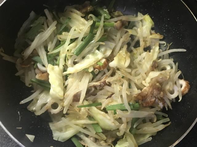 フライパンで具材を炒める