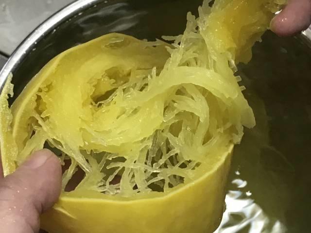 10分くらい茹でて水に晒すと手で簡単にほぐれる