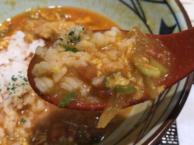 丸亀製麺の「トマたまカレーうどん」とごはん