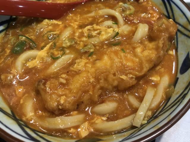 丸亀製麺の「トマたまカレーうどん」にかしわ天をダイブ