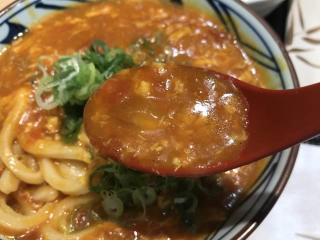 丸亀製麺の「トマたまカレーうどん」のカレースープ