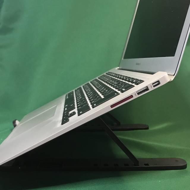 「モバイルPCスタンドMAX」とMacbook Air横から