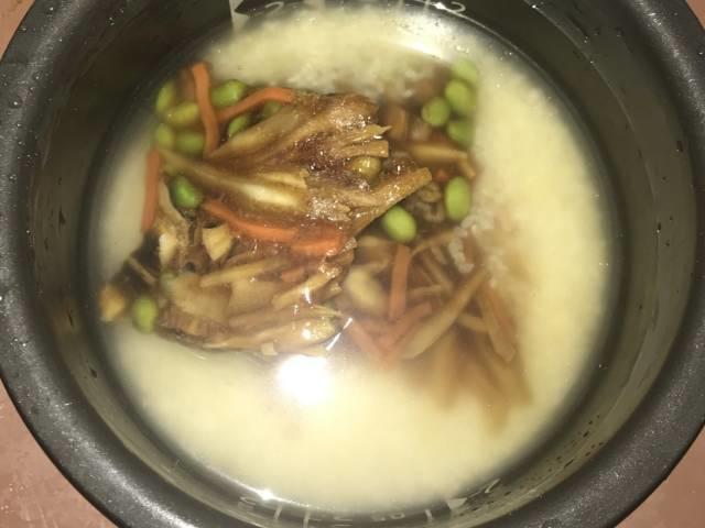 炊飯器に「あなご飯の素」を入れて炊く