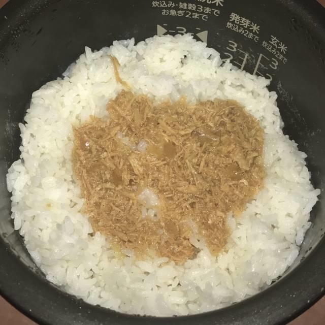 炊いたご飯2合に「混ぜるだけチーローファン」を入れる