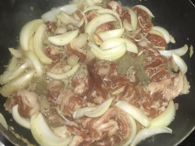 中火でゆっくり煮込む