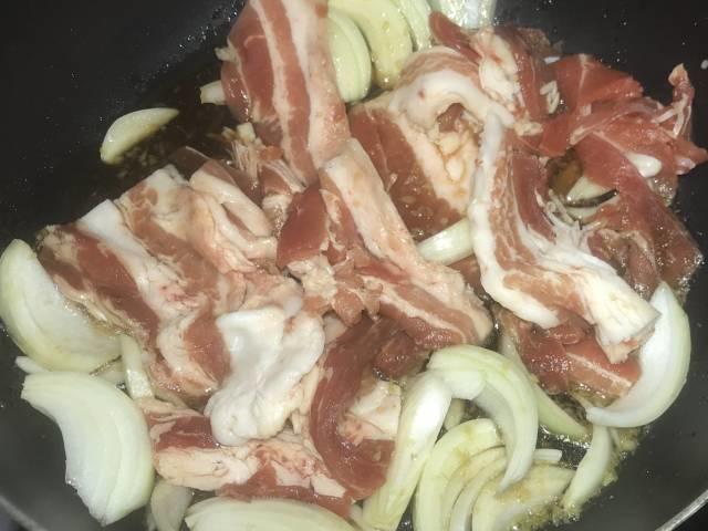 豚バラ肉と玉ねぎにタレを染み込ませる