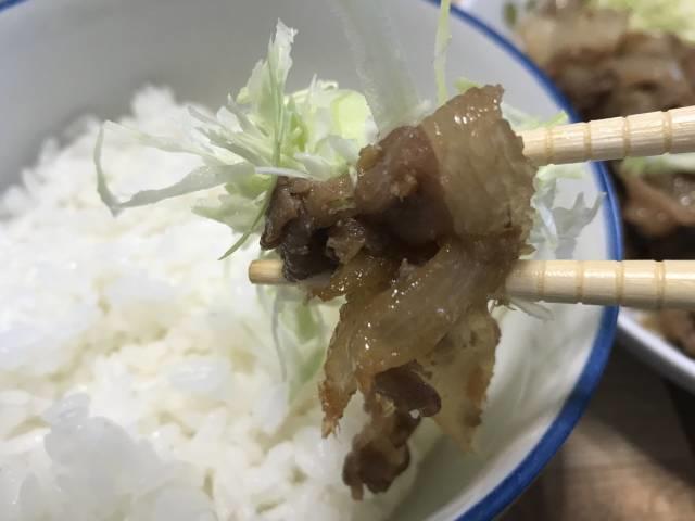 「絶品生姜焼き」とキャベツをひとくち