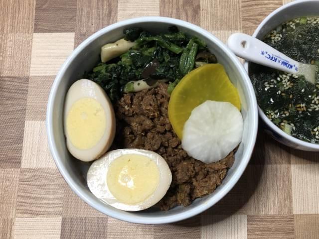 「焼豚フレーク」を乗せて「魯肉飯」