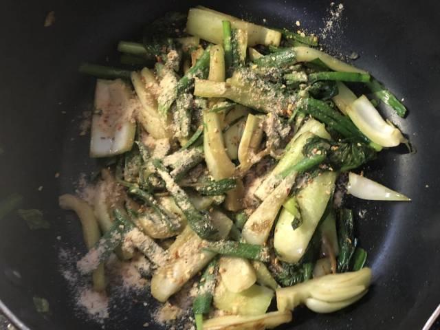 「青菜のタイ風炒め」を一袋振りかける