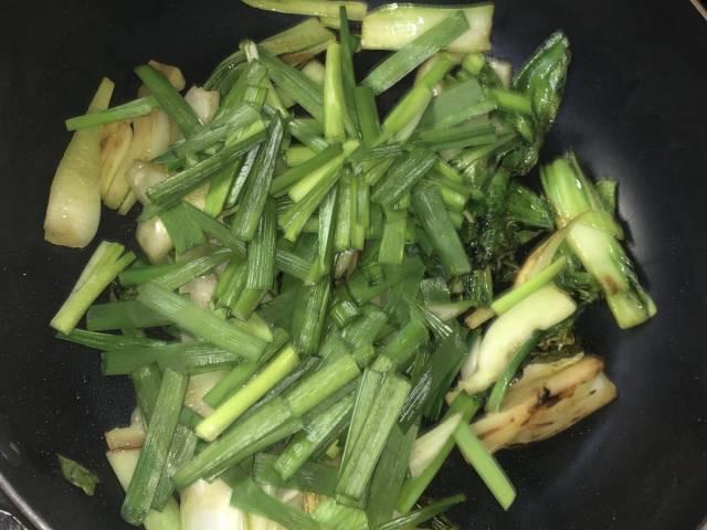 青梗菜とニラを炒める