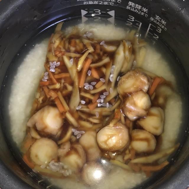 ２合の米と水に凍ったままの「ほたて飯の素」を入れて炊く