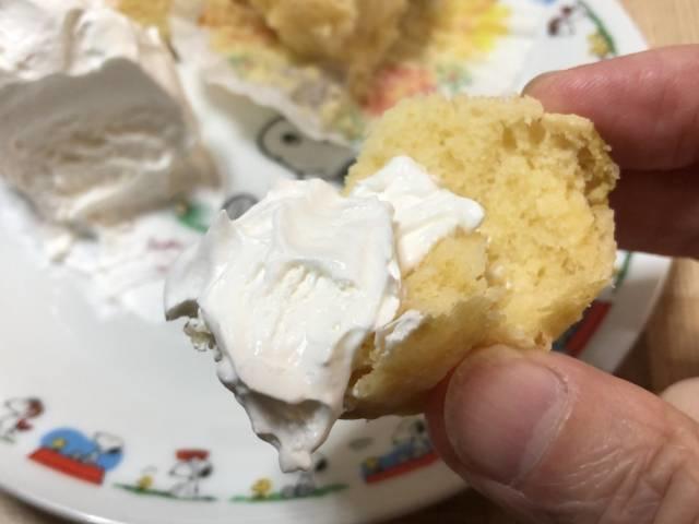 蒸しパンにホイップクリーム