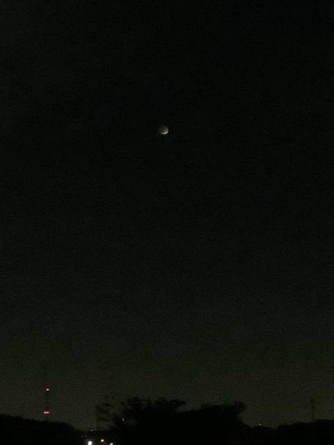 「ほぼ皆既月食」18:00頃 by iPhone13