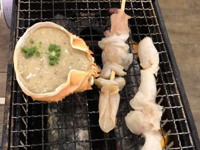 「蟹味噌甲羅焼き」と「ツブ貝の串焼き」
