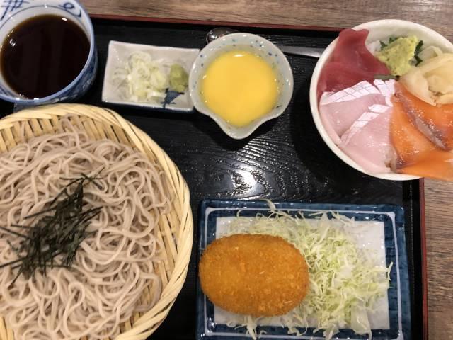 選べる海鮮小丼ぶりとそばセット（海鮮3色丼）