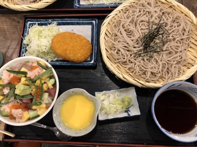 選べる海鮮小丼ぶりとそばセット（バラチラシ丼）