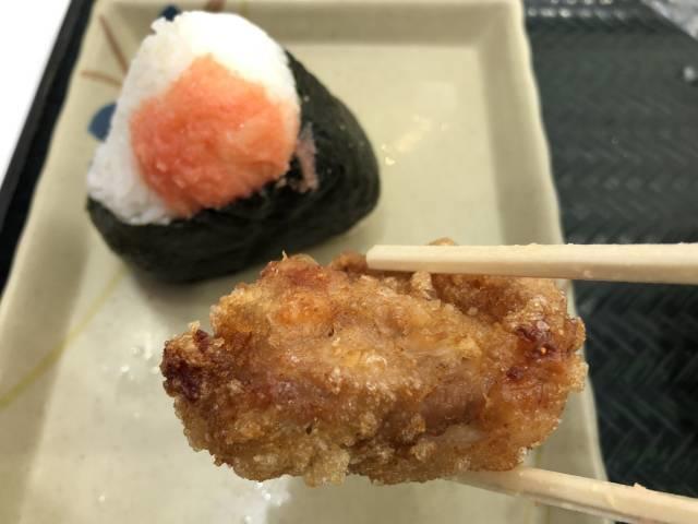 写真:「鶏千から揚げ」と「明太子おにぎり」