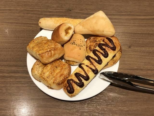 写真:バケットの焼き立てパン