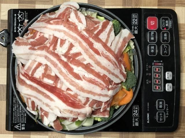 写真:タジン鍋に野菜と豚肉をセット