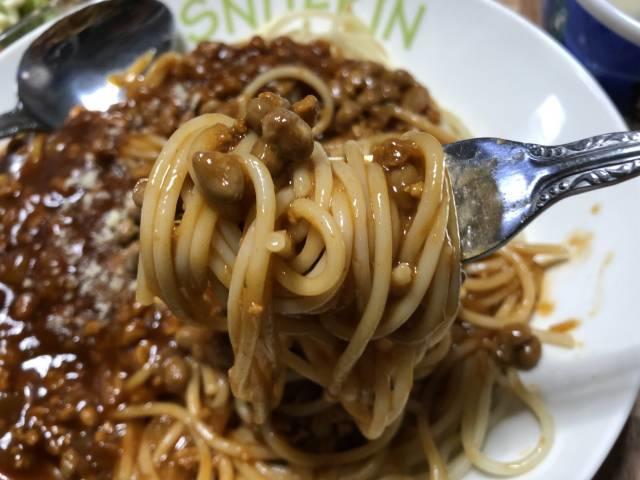 写真:「大豆ミート納豆スパゲティ」をひとくち