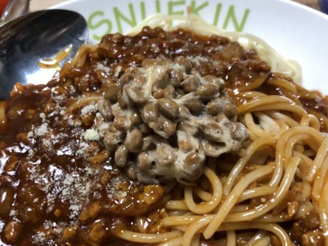 写真:大豆ミートスパゲティに納豆をトッピング