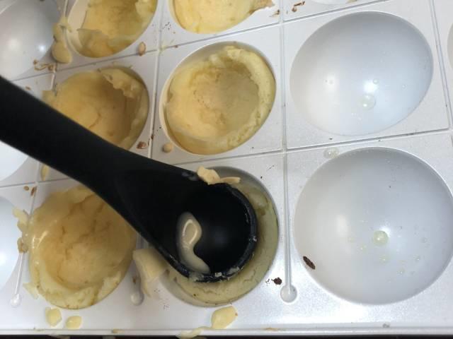 写真:たこ焼きホットケーキを潰す