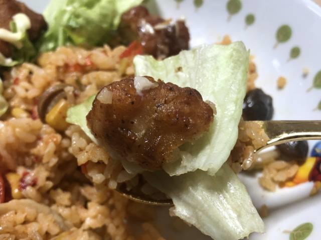 写真:ジャンバラヤと鶏唐揚げ