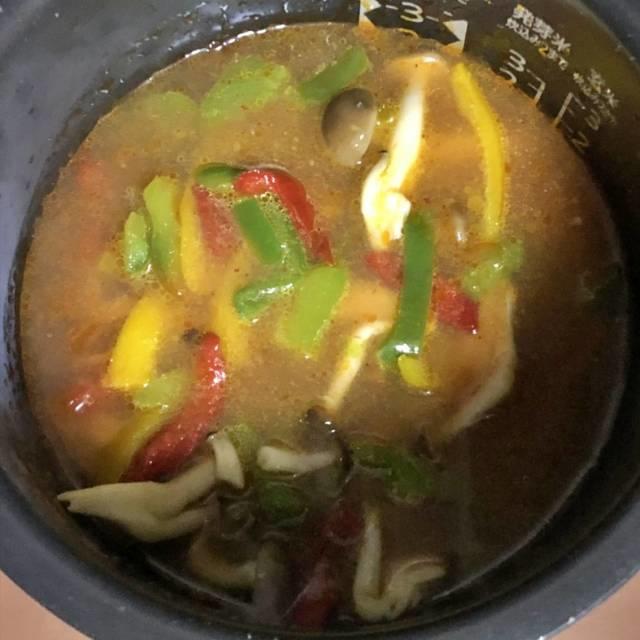写真:ブレンド米、具材、水、炒めた野菜を炊飯器に投入