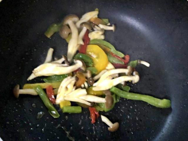 写真:追加の野菜を炒める