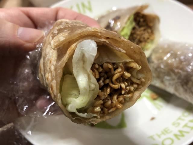 写真:「焼そばラップサンド～コク甘ソース」の断面
