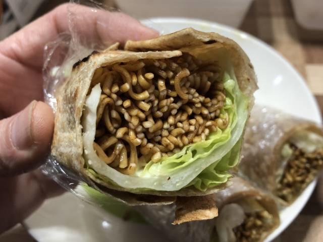 写真:「焼そばラップサンド～ちょい辛」の断面