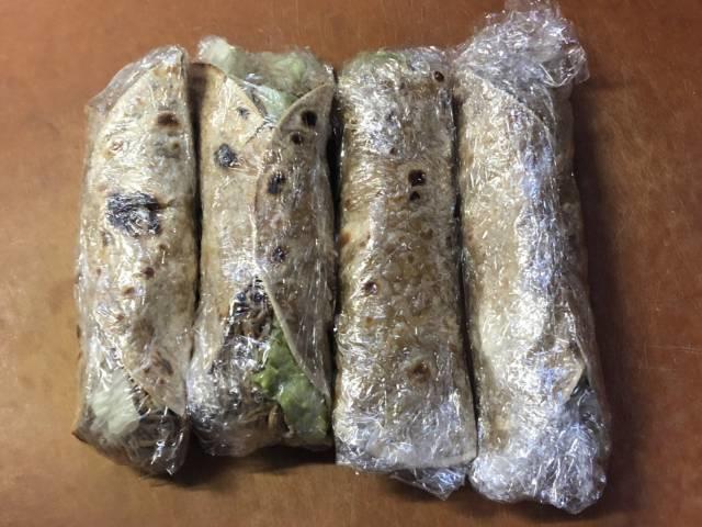 写真:「焼そばラップサンド」の完成