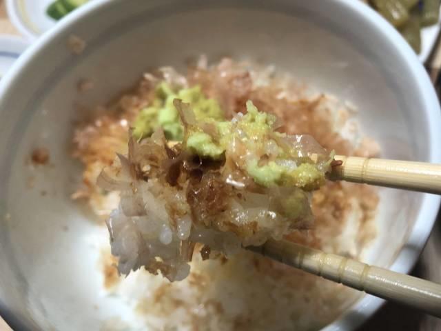 写真:わさび丼をひとくち