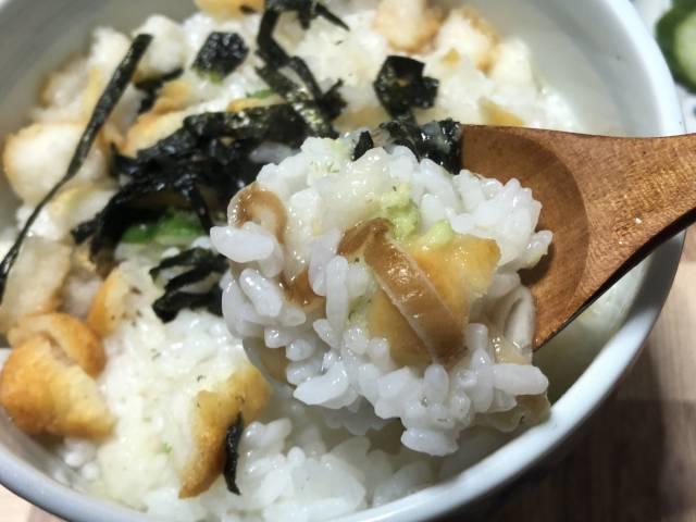 写真:わさび茶漬けをひとくち