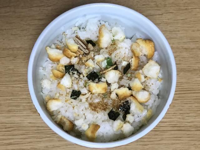 写真:どんぶりご飯におかきとお吸いもの