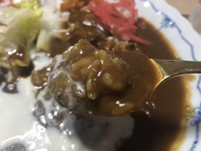 写真:クリームチーズカレーライスをひとくち