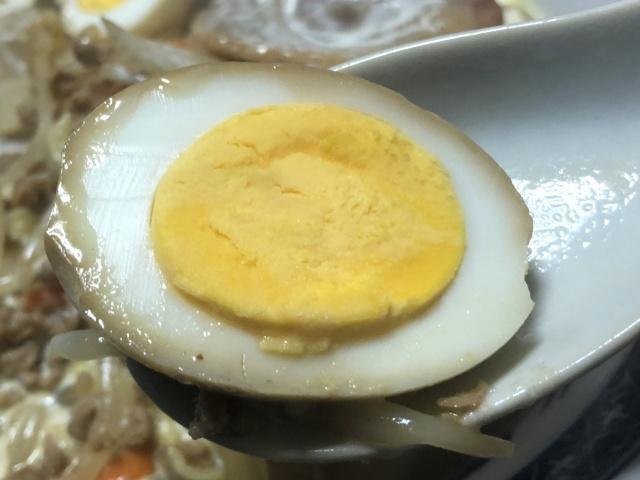 写真:味付けたまごをひとくち