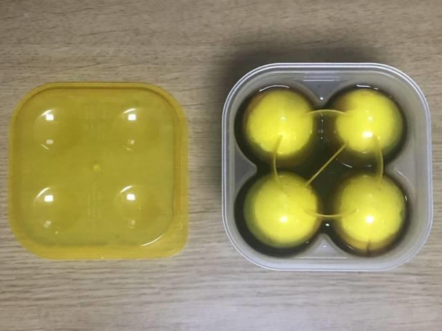 写真:「味付けたまごメーカー」に落とし蓋をする