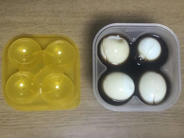 写真:「味付けたまごメーカー」にめんつゆを入れる
