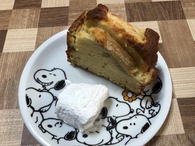 写真:「りんごのケーキⅡ」とホイップクリーム