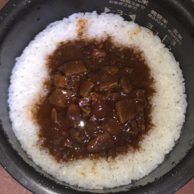 写真:炊いたご飯に「カレー飯」の素を加える