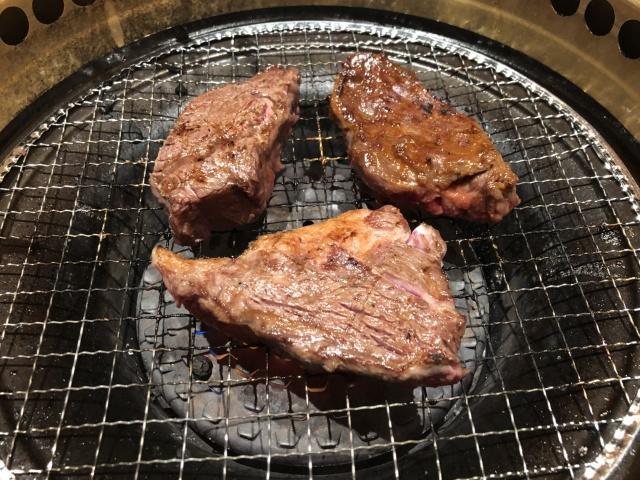 写真:焼けたステーキ３種