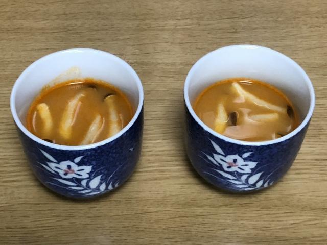 写真:容器に移して具材を入れる