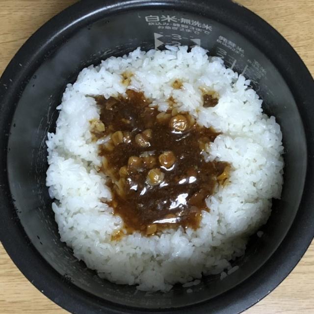 写真:炊いたご飯に投入