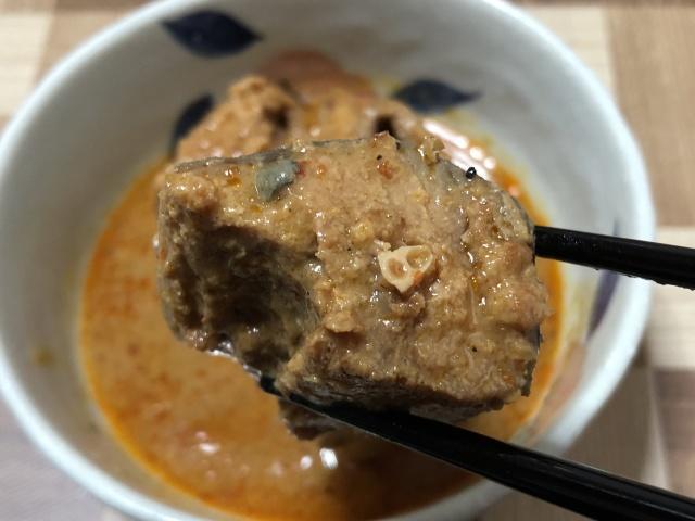 写真:サバ缶「さばごま味噌坦々風味」をひとくち